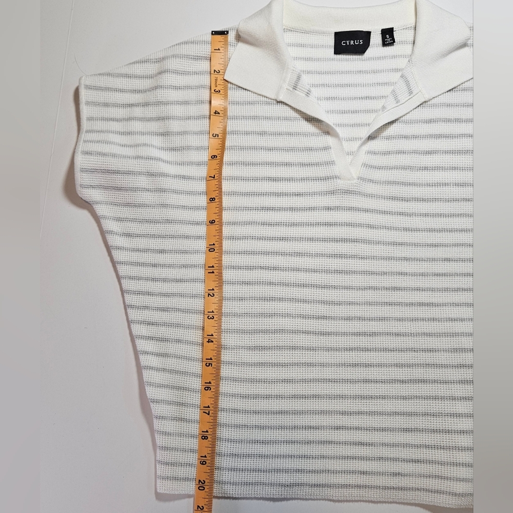 Cyrus, Striped White and Gray Women's V-neck, Collared, Top. Size S - Picture 3 of 6